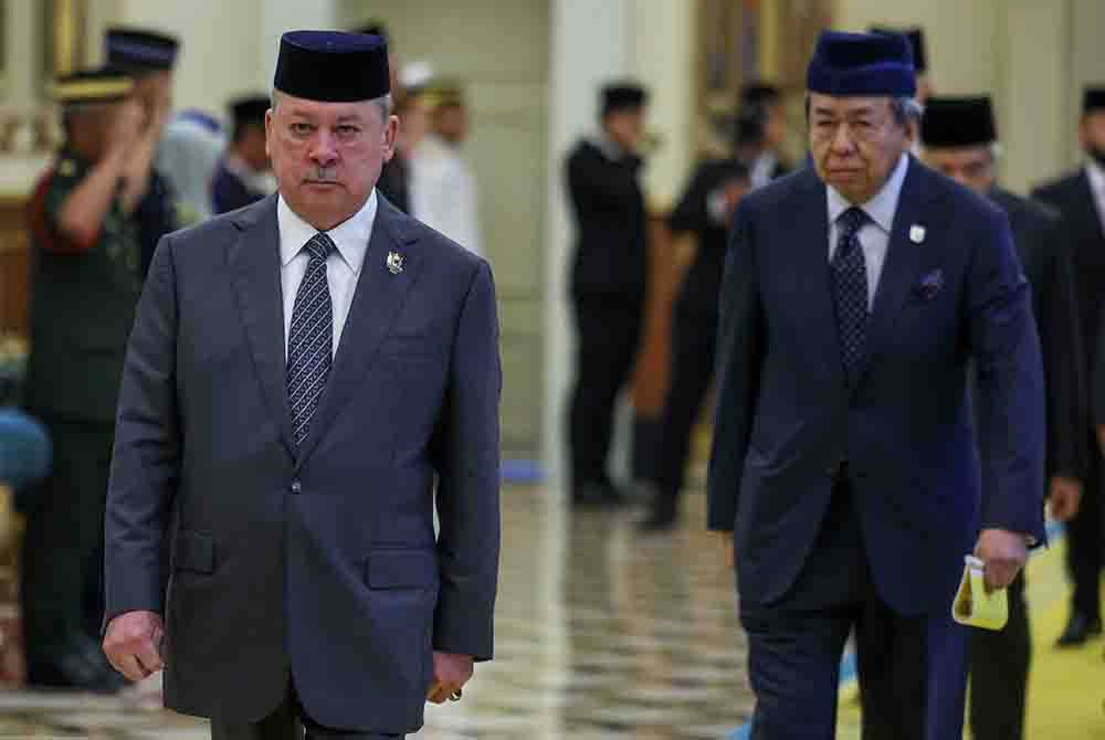 Sultan Ibrahim (kiri) bersama Sultan Selangor, Sultan Sharafuddin Idris Shah (kanan) berkenan berangkat pada Mesyuarat Majlis Raja-Raja ke-265 di Istana Negara, hari ini. Foto Bernama