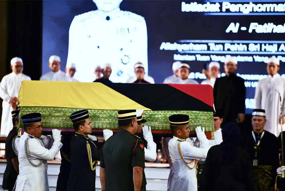 Jenazah Taib Mahmud dibawa keluar dari Dewan Undangan Negeri (DUN) Sarawak selepas Istiadat Penghormatan Negeri, hari ini. - Bernama