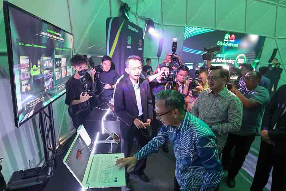 Fahmi melawat pameran program Maxis 5G-Advanced Trial Showcase, hari ini. - Bernama
-- fotoBERNAMA (2024) COPYRIGHT RESERVED