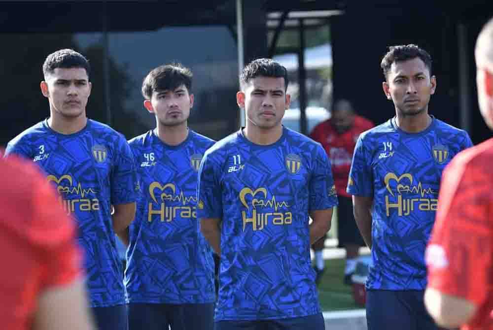 Safawi (dua dari kanan) pada hari pertama latihan bersama pasukan baharunya, TFC. Foto Facebook Terengganu FC