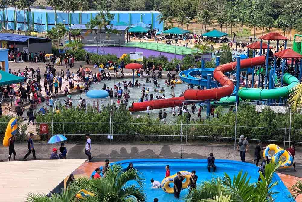 Keadaan Taman Tema Melaka Wonderland Theme Park and Resort di Ayer Keroh yang menerima pengunjung di luar jangkaan mencecah 7,700 orang pada Selasa lalu.