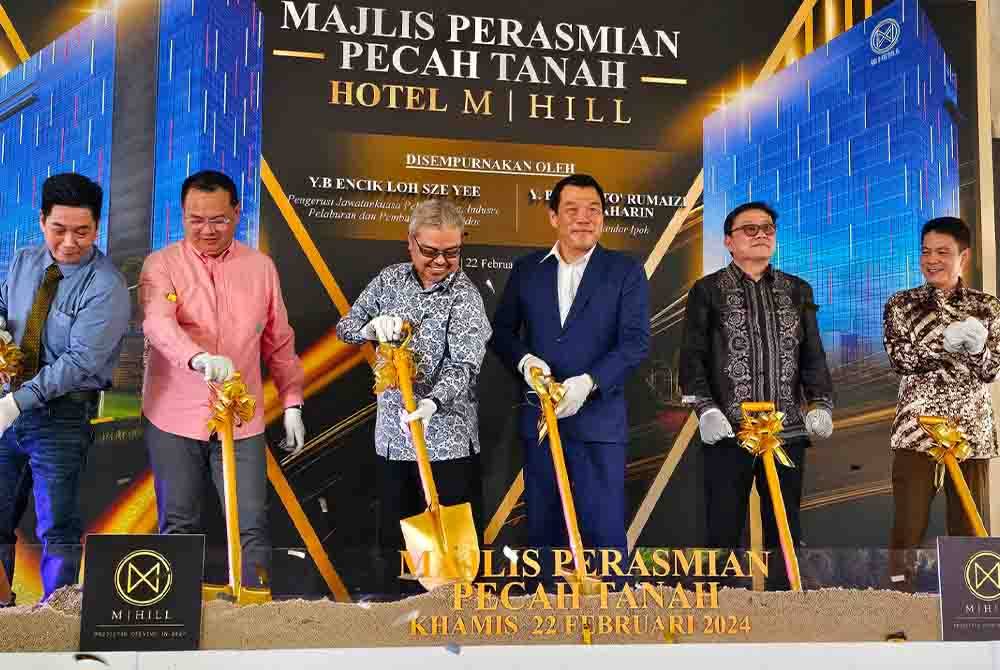 Sze Yee (tiga dari kanan) merasmikan majlis pecah tanah Hotel M Hill di Ipoh pada Khamis.