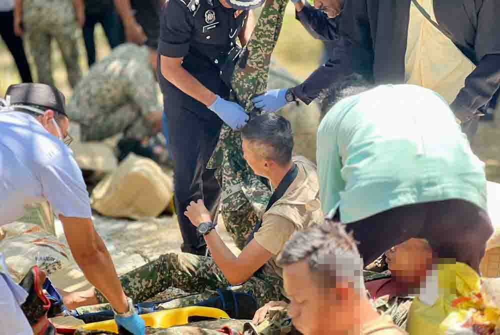 Lori tentera yang membawa muatan catuan makanan terbabas hingga menyebabkan lima anggota cedera, manakala seorang lagi maut di Jalan Kampung Bukit Kechik, Changlun pada Khamis. Foto ihsan PDRM