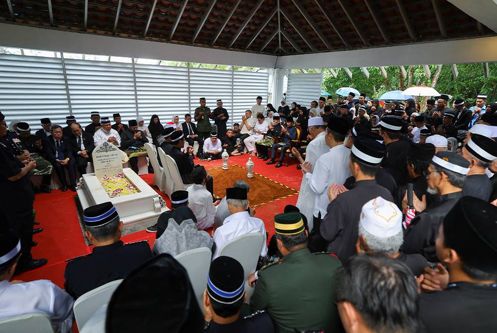 Suasana istiadat pengebumian Abdul Taib di tanah perkuburan keluarga di Demak Jaya, hari ini. - Bernama