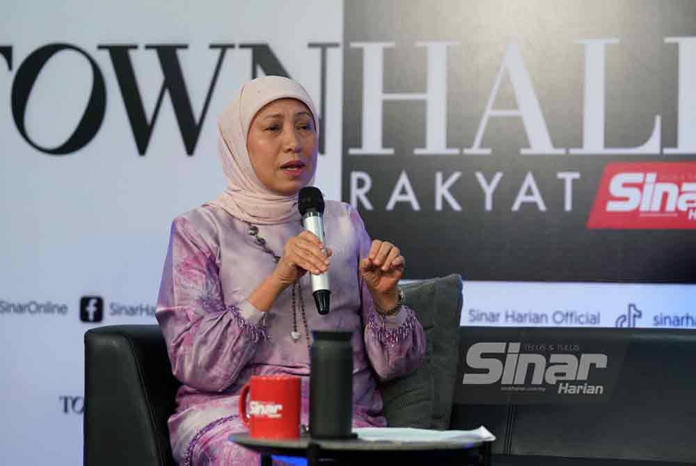 Town Hall Rakyat bersama Menteri Pembangunan Wanita, Keluarga dan Masyarakat (KPWKM), Datuk Seri Nancy Shukri yang diadakan di Kompleks Karangkraf pada Khamis. Foto SINAR HARIAN/ROSLI TALIB