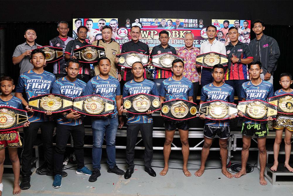 Mohd Amirul (depan, tiga dari kiri) bersama petinju yang akan menyahut cabaran di King of The Ring Kejohanan JWP-DBKL Kuda Merah Muay Thai Challenge 2024. Foto Sinar Harian-ROSLI TALIB