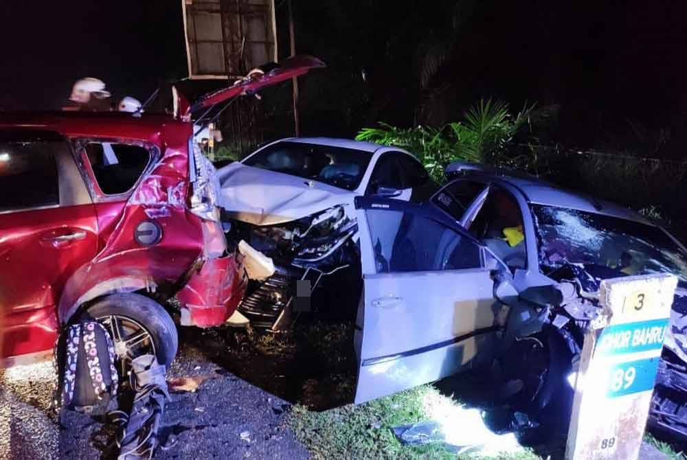 Keadaan ketiga-tiga kenderaan yang terlibat dalam kemalangan tersebut. - Foto BBP Mersing