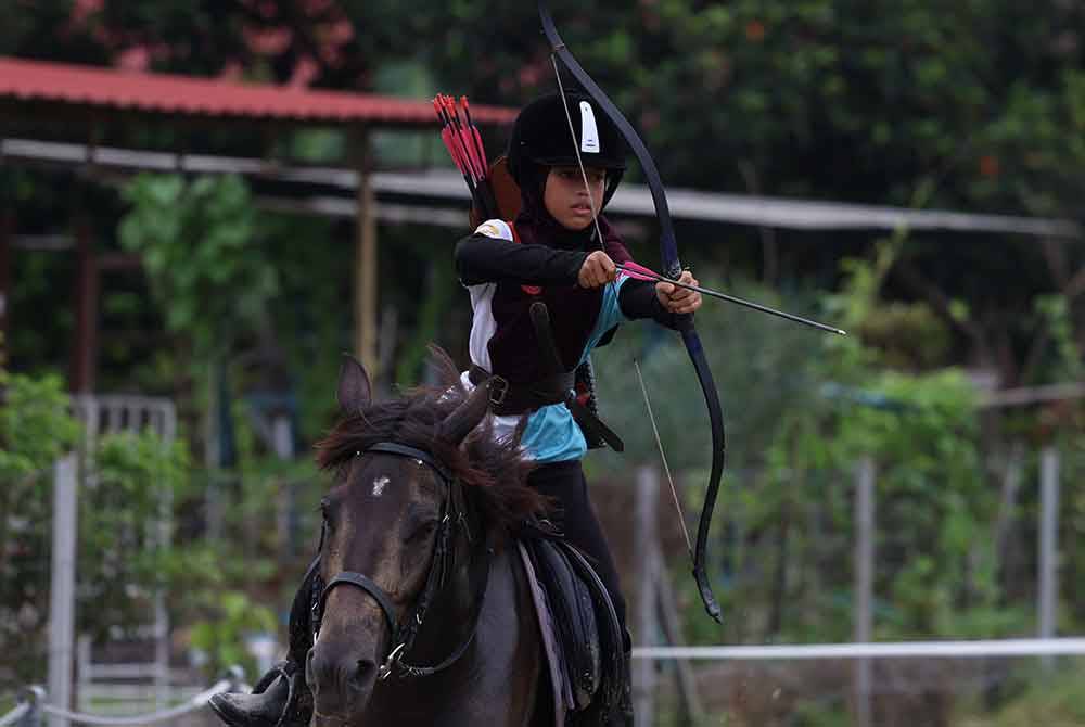 Heba Nusaybah menunjukkan aksi memanah berkuda ketika ditemui baru-baru ini. Foto Bernama