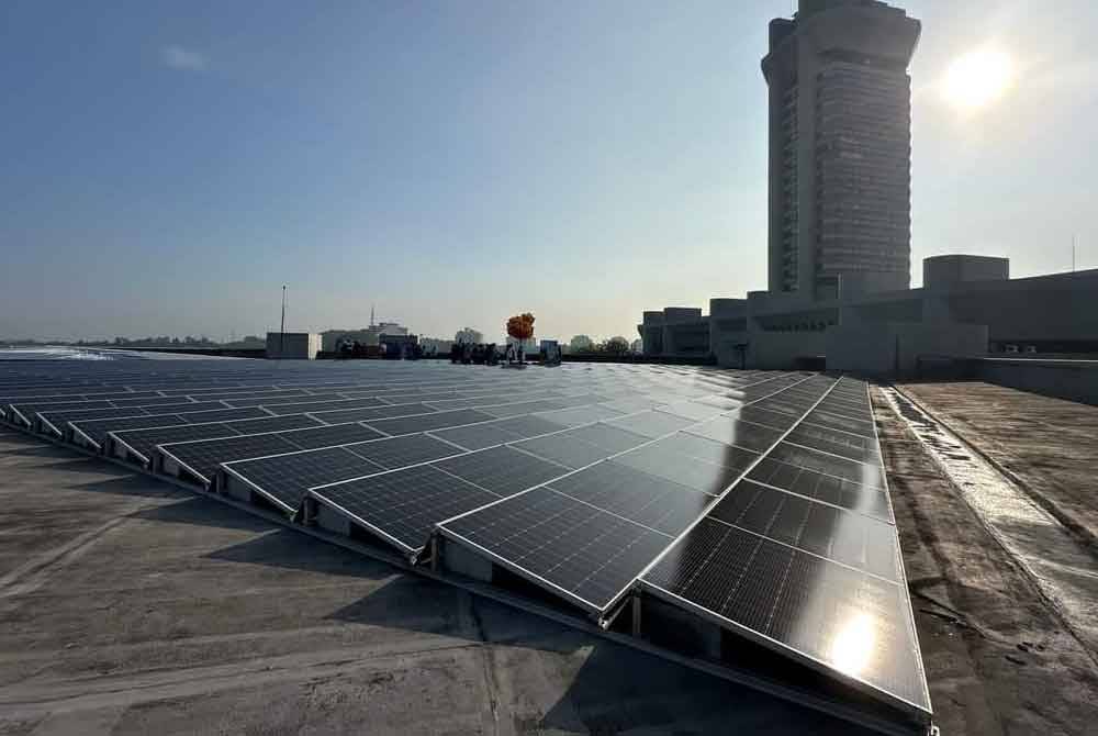 Panel solar sebagai sumber tenaga boleh diperbaharui (RE) dipasang di bangunan SUK.