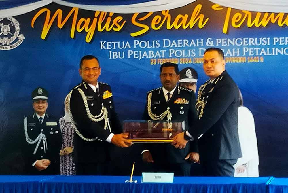 Hussein (tengah) menyaksikan majlis serah terima tugas Ketua Polis Daerah Petaling Jaya antara Mohd Fakhrudin (kiri) kepada Shahrulnizam di Ibu Pejabat Polis Daerah (IPD) Petaling Jaya, Selangor pada Jumaat. Foto Hisyamuddin Ayub