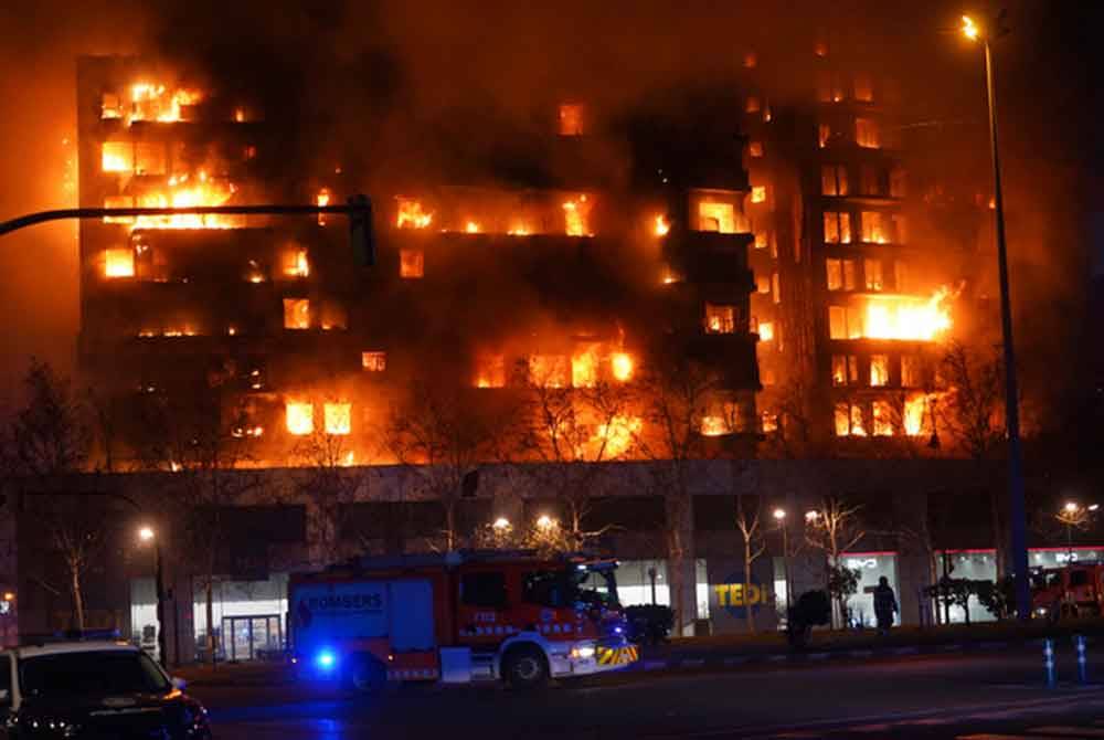 Sekurang-kurangnya empat orang terbunuh, 14 cedera dan 20 lagi hilang dalam kebakaran sebuah bangunan bertingkat di Valencia, timur Sepanyol. Foto AP