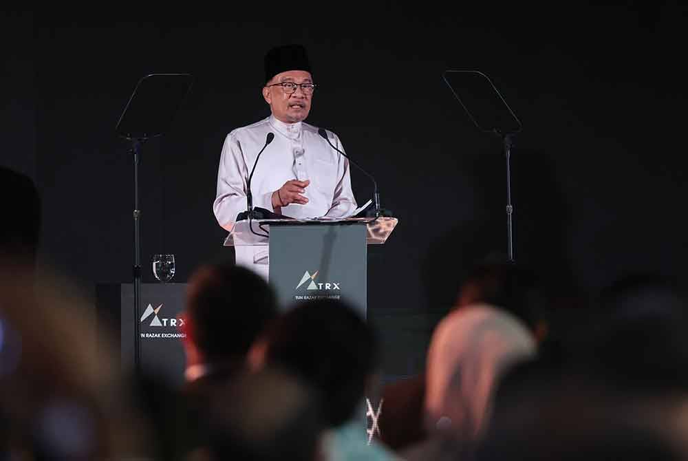 Anwar menyampaikan ucaptama pada pelancaran Tun Razak Exhange sebagai Pusat Kewangan Antarabangsa Malaysia, pada Jumaat. Foto Bernama