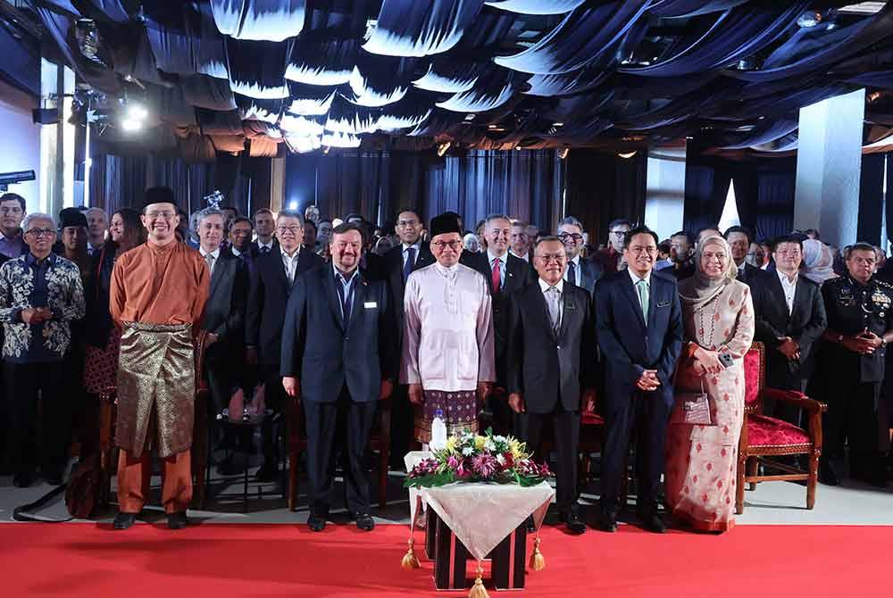 Anwar (depan empat dari kanan) bergambar sempena pelancaran Tun Razak Exhange sebagai Pusat Kewangan Antarabangsa Malaysia, pada Jumaat. Foto Bernama