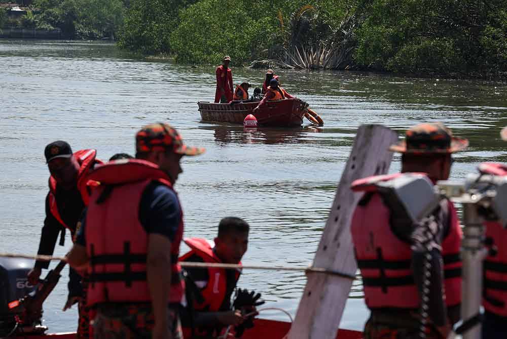 Anggota Bomba dan Penyelamat Malaysia (JBPM) Pulau Pinang melakukan misi mencari dan menyelamat seorang anggota bomba yang dikhuatiri lemas ketika sedang menyelenggara bot penyelamat di Jeti Pangkalan Marin JBPM Mak Mandin di Sungai Perai hari ini. Foto Bernama