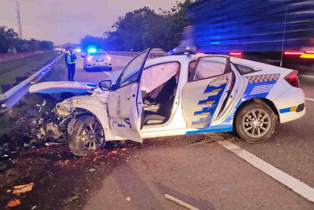 Keadaan kereta peronda jenis Honda Civic 1.8 (SPANCO) yang dinaiki anggota polis selepas terbabas dan berpusing sebelum melanggar penghadang jalan akibat melanggar satu objek besi yang dilemparkan suspek. Foto pembaca