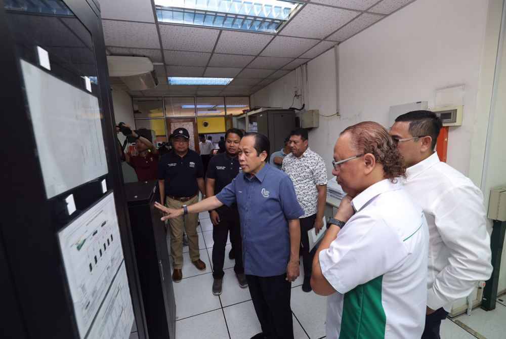 Ahmad Maslan (depan) ketika mengadakan lawatan ke Pejabat Operasi Plaza Tol Pagoh, Lebuh Raya PLUS pada Jumaat.