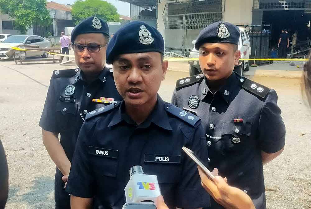 Mohd Fairus (tengah) bercakap kepada media berhubung kejadian letupan gas di Taman Perindustrian Puchong Utama, Puchong, Selangor pada Jumaat.
Foto: HISYAMUDDIN AYUB.