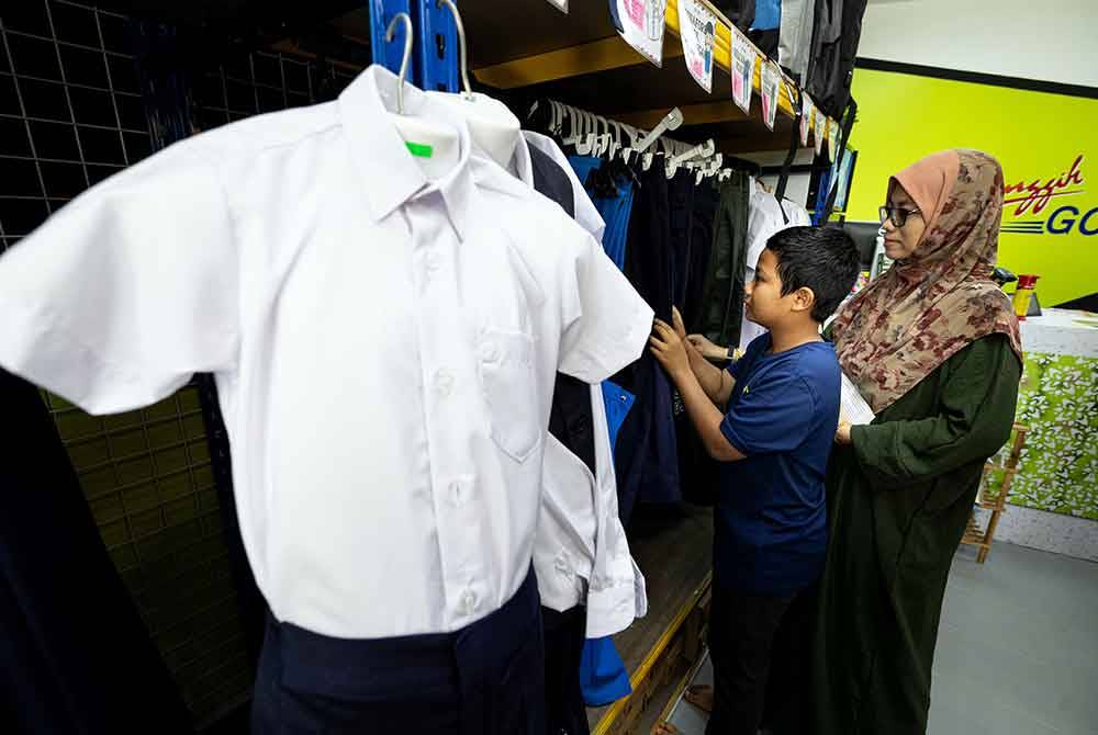 Kebanyakan ibu bapa memanfaatkan cuti sekolah dengan membawa anak-anak membeli kelengkapan sekolah seperti baju, seluar, kasut dan beg. - Gambar hiasan