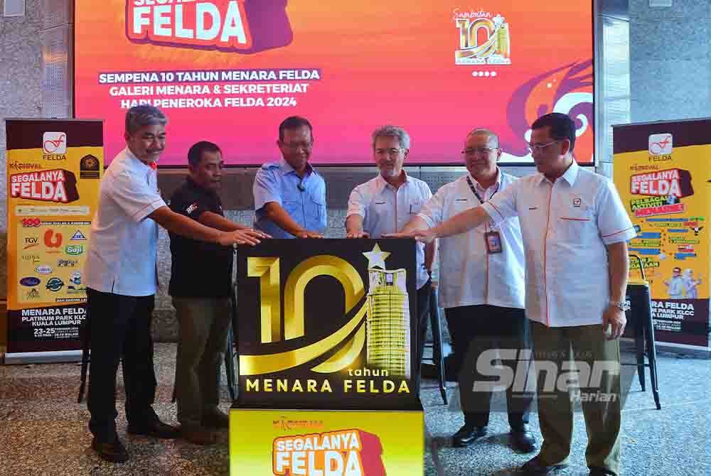 Ahmad Shabery (tiga dari kiri) menyempurnakan Pelancaran Karnival Segalanya Felda sempena sambutan ke-10 Menara Felda pada Jumaat. Foto Sinar Harian - ASRIL ASWANDI SHUKOR