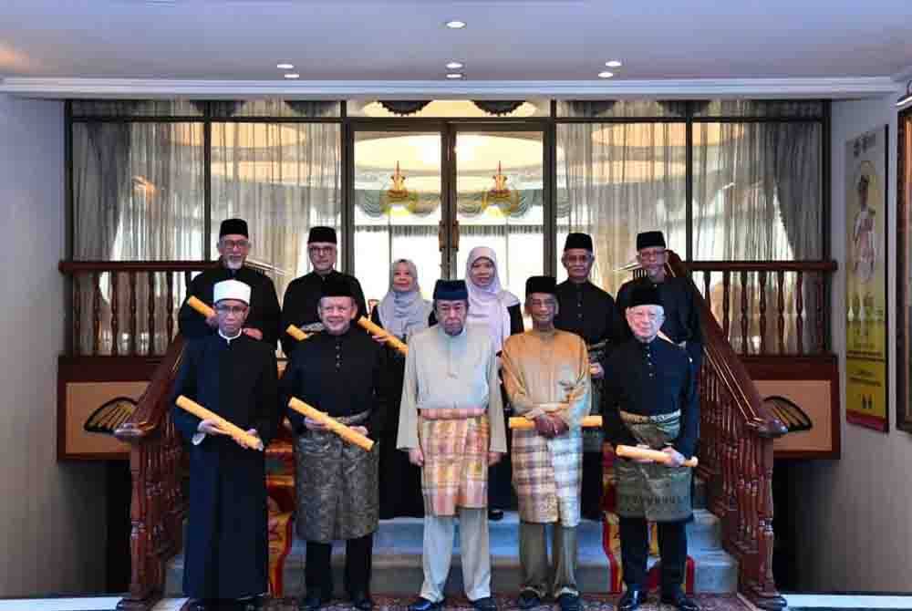 Sultan Sharafuddin (tengah) bergambar bersama penerima watikah pelantikan membabitkan anggota institusi agama di Selangor.