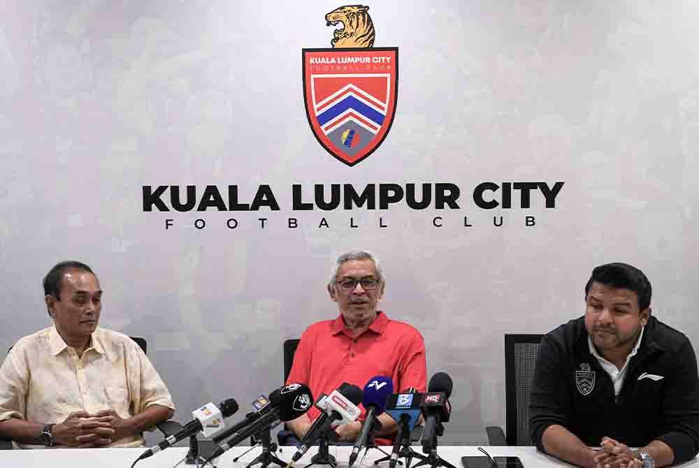 Khalid (tengah), Stanley Bernard (kanan) dan Nokman (kiri) semasa sidang akhbar di Stadium Bolasepak Kuala Lumpur pada Jumaat.