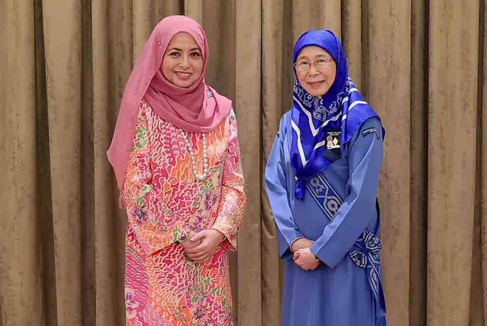 Raja Zarith Sofiah (kiri) pada Jumaat berkenan menerima menghadap Dr Wan Azizah di Istana Negara, di sini. Foto FB Sultan Ibrahim Sultan Iskandar