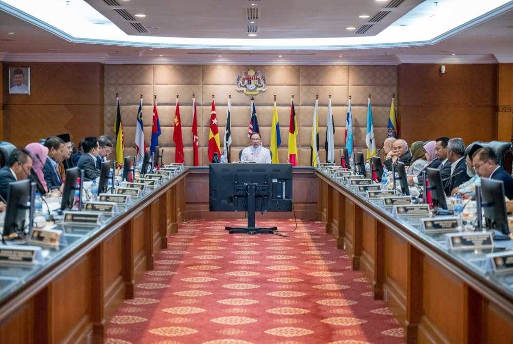 Anwar (tengah) ketika mempengerusikan Mesyuarat Khas Majlis Tindakan Sara Hidup Negara (NACCOL) 2024 pada Jumaat. Foto PMO