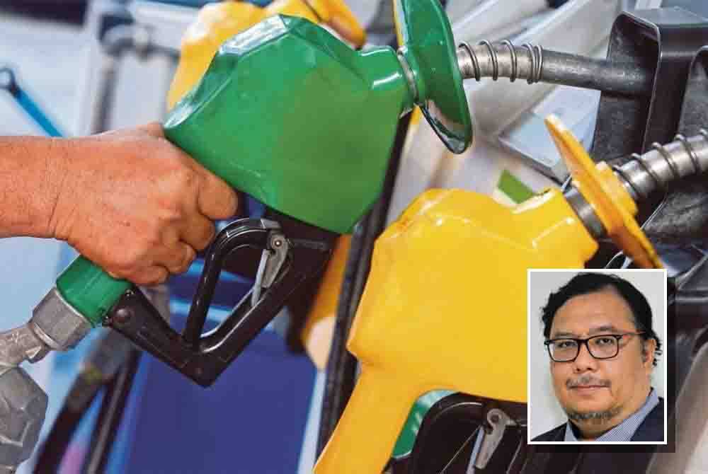 Negara dilaporkan mengalami kerugian RM4.5 juta disebabkan ketirisan 3 juta liter diesel seludup ke luar negara setiap hari. (Gambar kecil: Khairil Azmin)