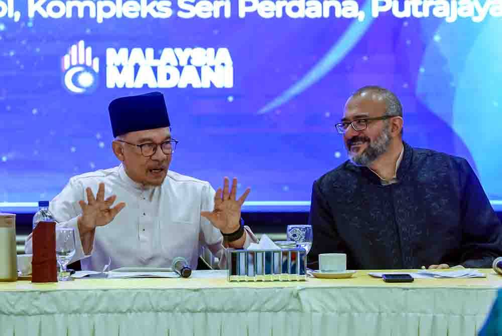 Anwar (kiri) berucap pada Majlis Ilmu Madani bersama Prof Dr Jasser Auda di Kompleks Seri Perdana Putrajaya pada Jumaat.Foto Bernama