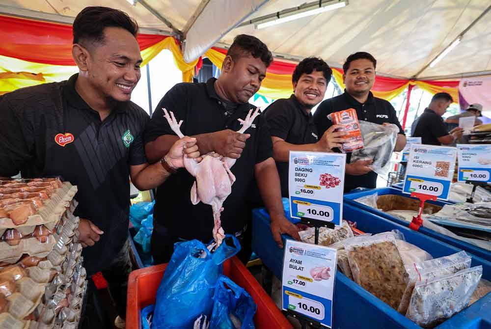 Jualan Rahmah anjuran Kementerian Perdagangan Dalam Negeri dan Kos Sara Hidup (KPDN) mendapat sambutan hangat daripada pengunjung. Foto Bernama