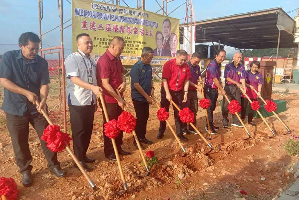 Anthony Loke (lima dari kiri) ketika Majlis Perasmian Pecah Tanah Bangunan Baharu SJKC Chun Yin Titi pada Sabtu. Turut kelihatan Exco Kanan Negeri Sembilan, Datuk Seri Jalaluddin Alias (tiga dari kiri).