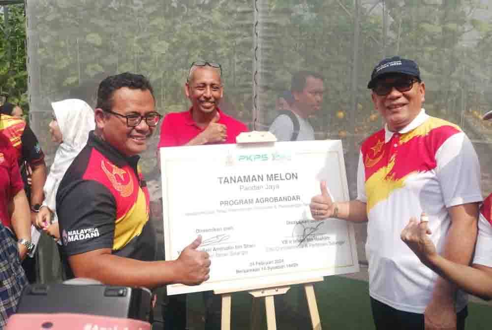 Amirudin (kiri) merasmikan Program Agrobandar Tamanan Melon di Pandan Jaya pada Sabtu.