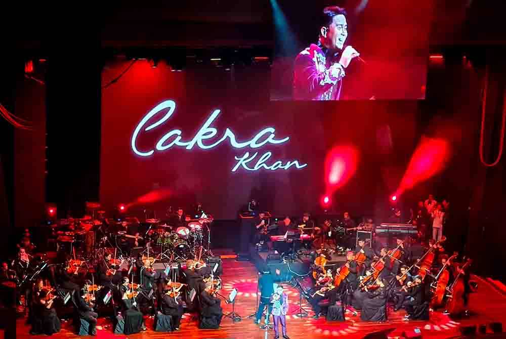 Cakra Khan menghiburkan peminat setianya pada Konsert A Decade Cakra Khan Live In Kuala Lumpur 2.0 di Dewan Plenari, Pusat Konvensyen Kuala Lumpur (KLCC) Sabtu lepas. Foto Bernama