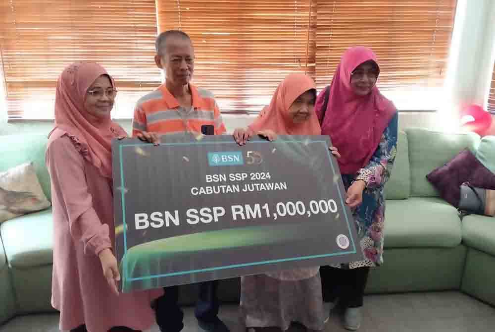 Mohd Nazri bersama ahli keluarganya selepas memenangi RM1 juta SSP BSN ketika ditemui pemberita di sebuah restoran di sini pada Sabtu.