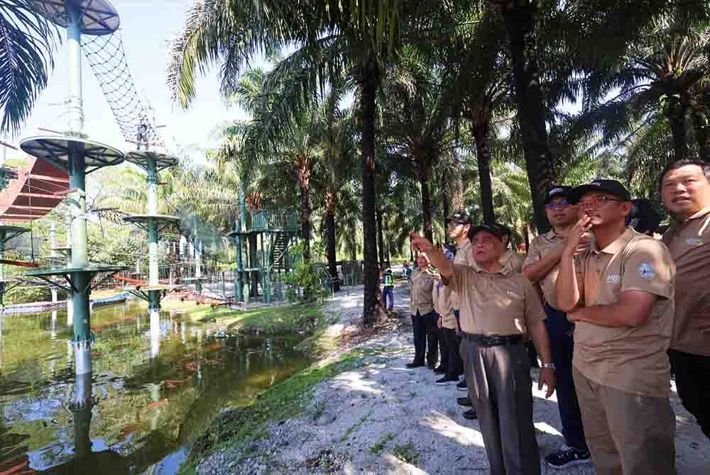 Saarani (empat dari kanan) meninjau pembangunan ESCAPE Ipoh di Tanjung Tualang dekat Batu Gajah yang akan dibuka sepenuhnya April depan.