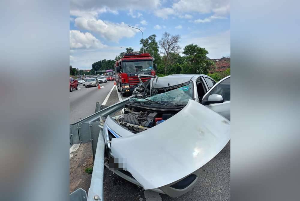 Keadaan kereta yang dipandu mangsa selepas terlibat kemalangan di susur masuk Seremban/Port Dickson, kilometer 259, Lebuhraya Utara- Selatan (Plus) arah utara pada Sabtu.