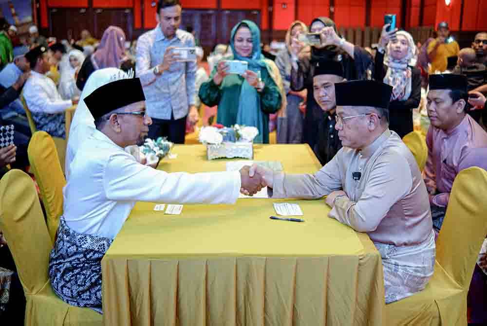 Mohd Na’im nikahkan Muhamad Adnan Abdullah semasa Majlis Akad Nikah Rahmah di Dewan Serbaguna Masjid Wilayah Persekutuan, di sini pada Sabtu.