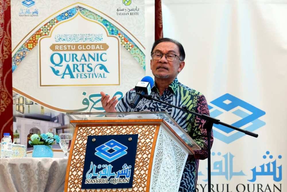 Anwar berucap pada Majlis Perasmian Restu Global Quranic Arts Festival (ReGQAF) 2024 di Nasyrul Quran, Kompleks Percetakan Al-Quran, Presint 14 hari ini. Foto Bernama