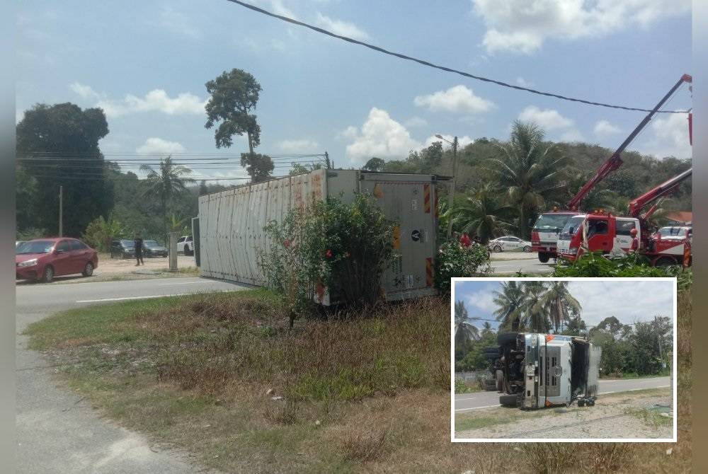 Sebuah lori jenis Hino terbalik dan melintang jalan selepas terbabas dengan sendirinya dalam kejadian kemalangan di kilometer 34 Jalan Seremban-Simpang Pertang dekat Kampung Bandar Tinggi pada Sabtu.