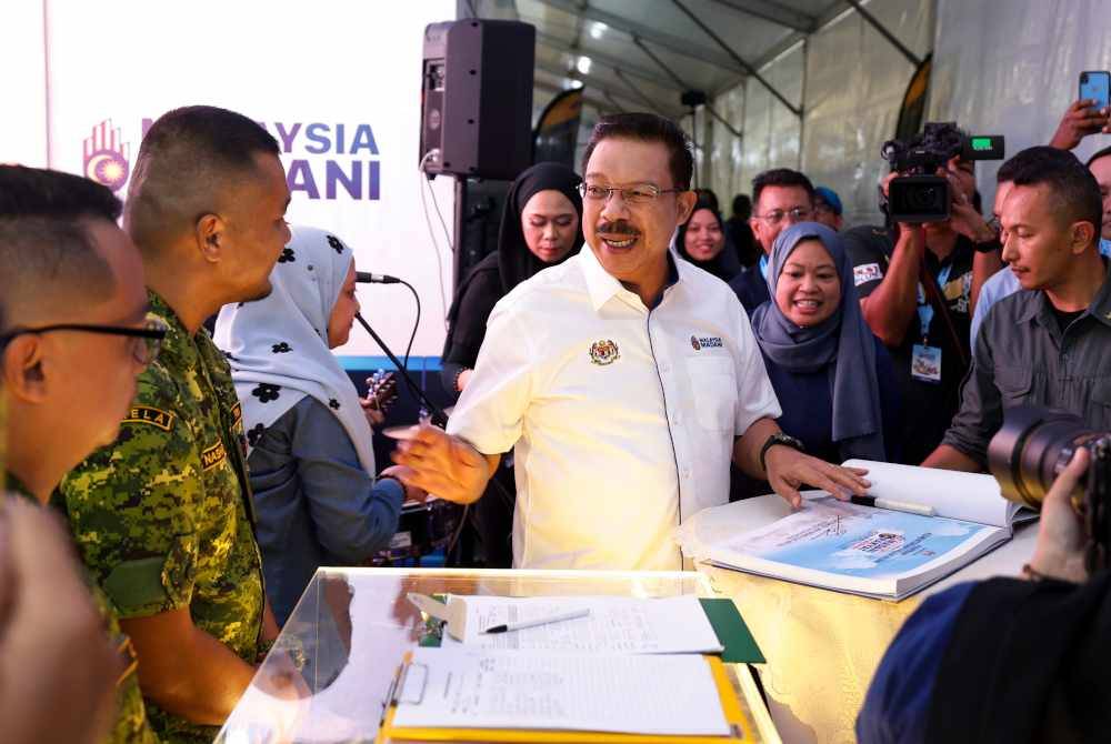 Mohd Zuki melawat reruai pameran sebelum menyaksikan raptai penuh Majlis Penutup Program Madani Rakyat 2024 (Zon Tengah) di Kompleks Sukan Kuala Selangor hari ini. Foto Bernama