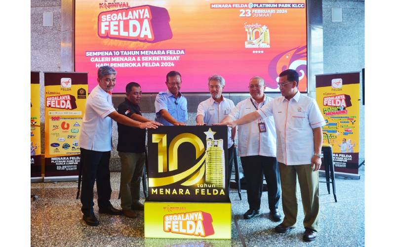 Ahmad Shabery (tiga dari kiri) dan Pengarah Besar FELDA, Datuk Amiruddin Abdul Satar (tiga dari kanan) bersama-sama pengurusan FELDA meletakkan tangan di atas kotak hitam 10 Tahun Menara FELDA sempena Karnival &#039;Segalanya FELDA&#039; 2024 di Kuala Lumpur pada Sabtu.