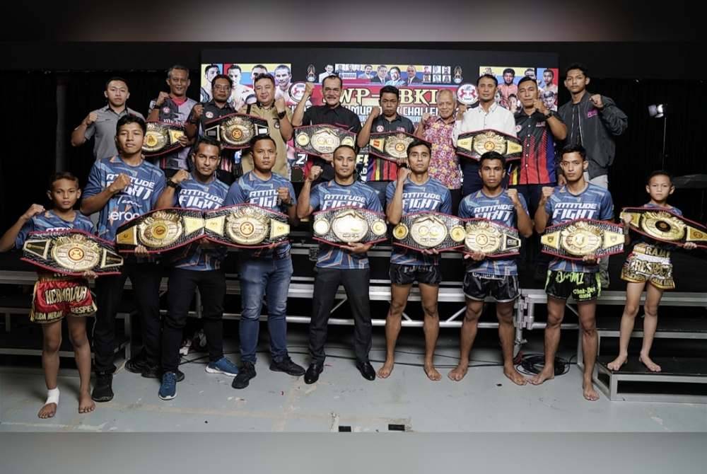 Barisan depan, lima dari kiri, Muhammad Ali antara petinju yang akan bertarung dalam King of The Ring Kejohanan JWP-DBKL Kuda Merah Muay Thai Challenge 2024 di Stadium Titiwangsa pada Ahad.