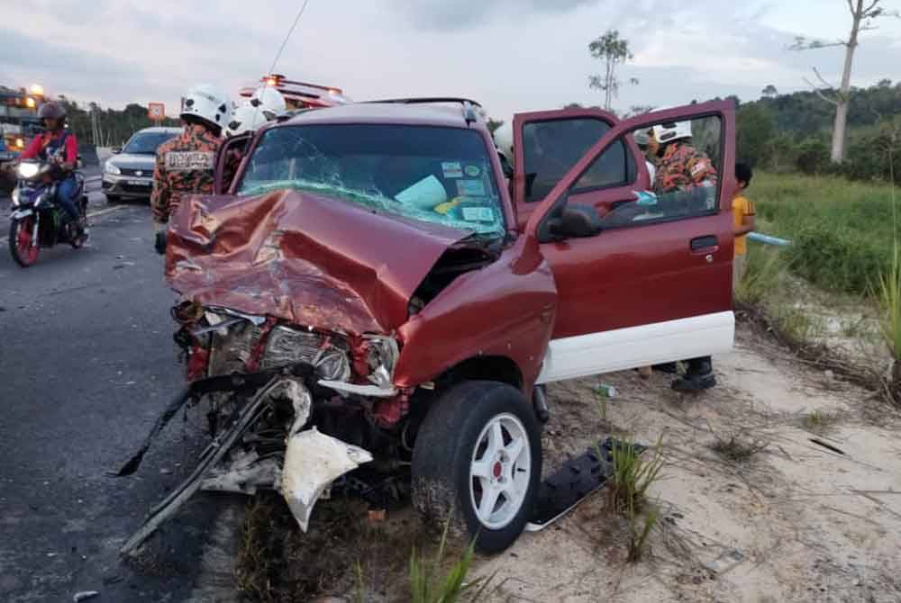 Kenderaan yang dinaiki mangsa remuk selepas bertembung dengan pacuan empat roda di Kilometer 12 Jalan Beaufort-Papar di kawasan Lumbunau, Beaufort.