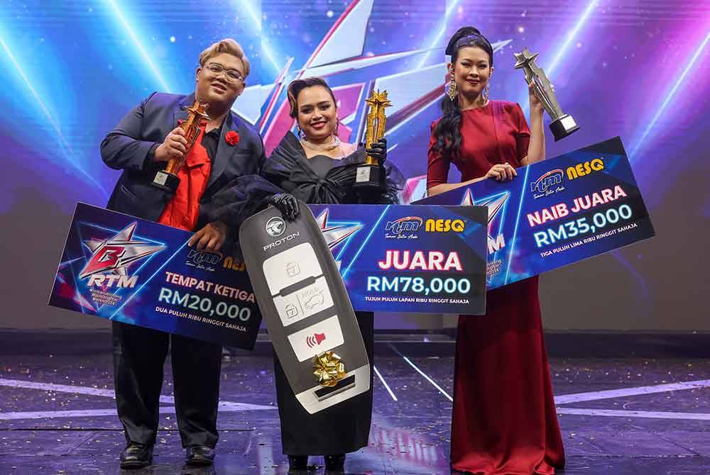 Juara Bintang RTM 2024 Roxy Ixzy (tengah) bersama naib juara Dhania (kanan) dan tempat ketiga Hady Huv (kiri) pada Konsert Akhir Bintang RTM di Auditorium Seri Angkasa Kota Media Kuala Lumpur pada Sabtu.Foto Bernama