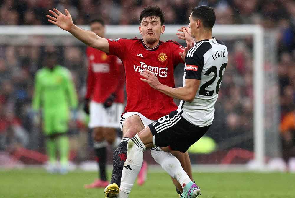 Maguire (kiri) mengasari pemain tengah Fulham, Sasa Lukic dalam aksi EPL pada Sabtu. Foto AFP