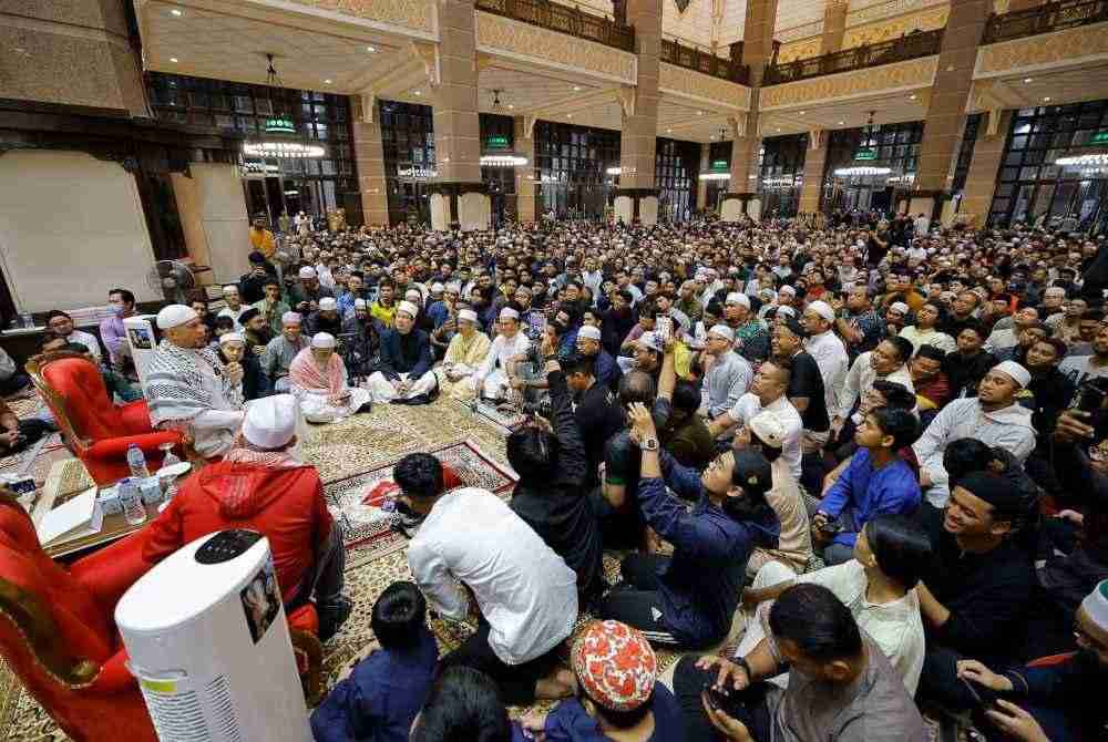 Legenda ragbi dunia, Sonny Bill Williams (kiri) ketika sesi berkongsian bersama orang ramai menerusi program #GengSubuhMacamJumaat di Masjid Putra, Putrajaya di sini pada Ahad. Foto Bernama