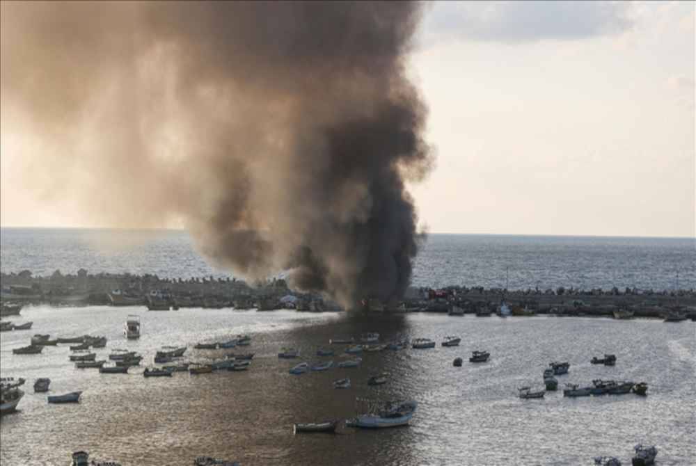 Bot nelayan Palestin yang berada di luar pantai selatan Gaza diserang tentera Israel pada Sabtu. Foto Agensi