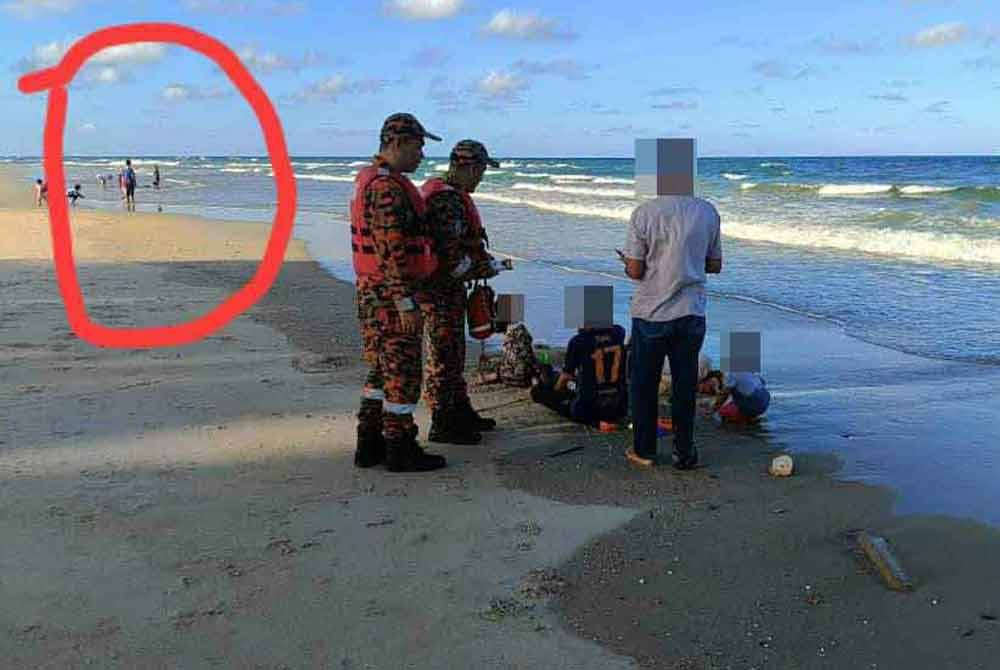 Gambar yang dikongsikan menerusi Facebook Balai Bomba dan Penyelamat (BBP) Kuala Terengganu menunjukkan terdapat pengunjung yang masih bermain air di pantai walaupun dikhuatiri berdepan risiko lemas.