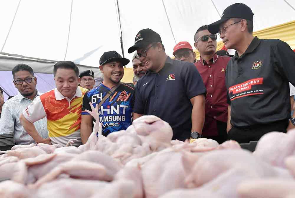 Amirudin (dua dari kanan) bersama Ahli Parlimen Tanjong Karang, Datuk Dr Zulkafperi Hanapi (kanan) membuat lawatan ke tapak jualan ketika hadir pada Program Jualan Termurah Madani &#039;Barangan Basah dan Kering&#039; di Perkarangan Pusat Khidmat Rakyat Parlimen Tanjong Karang.Foto Bernama