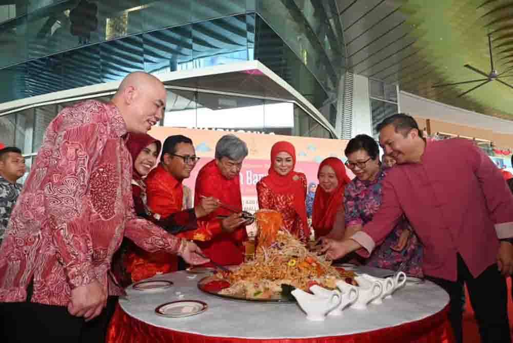 Sultan Selangor Sultan Sharafuddin Idris Shah Alhaj dan Tengku Permaisuri Selangor, Tengku Permaisuri Norashikin berkenan mencemar duli ke majlis sambutan Tahun Baharu Cina peringkat negeri.